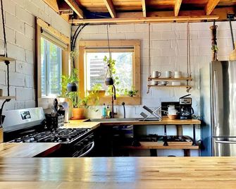 Urban Cottage. Walkable. Sweet Spring Stay - Austin - Kitchen