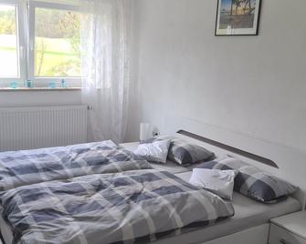 Sunny holiday apartment in a rural idyll - Neudrossenfeld - Habitación