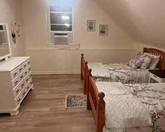 Farm house without the work. Enjoy the fresh air and the star gazing at night. - Cornersville - Bedroom