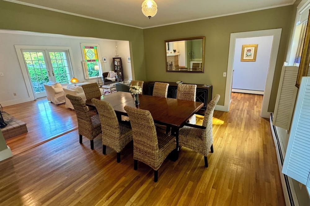 In-Town 5 Bedroom Victorian With Heated Pool - Lubec - Dining room