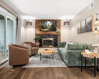 Whispering Willow Retreat 2bd 2ba Nature Oasis - Peoria - Living room