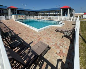 Motel 6 Englewood Fl - Englewood - Piscina