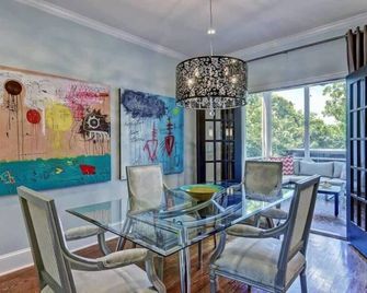 Elegant 2BR with Covered Patio - Charlotte - Dining room