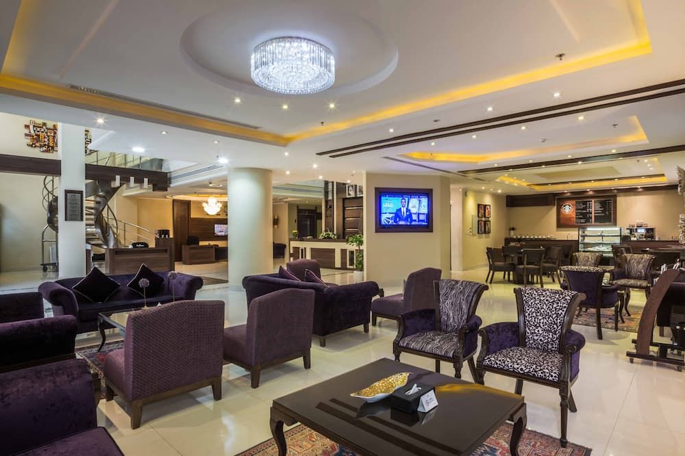 جلوريا ان الرياض