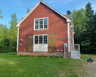 Hart of the White Mountains this 3 bed 2 bath with lg loft - Twin Mountain - Edificio