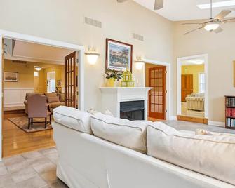 Quailsar Farm - Easton - Living room