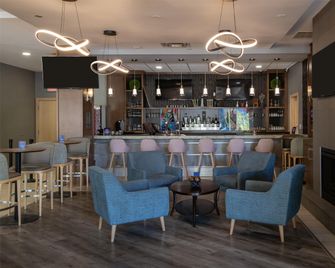 DoubleTree by Hilton Kamloops - קאמלופס - בר