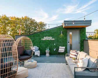 Close To The Gulch - Book Today - Nashville