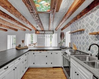 Stone Cottage w/ Horses, Pond, Peloton & Hot Tub - Bloomville - Kitchen