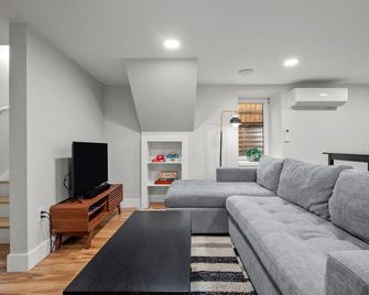 Cozy Dog-Friendly Unit with Parking Near Broadway - Denver - Living room