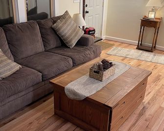 Charming 2-bedroom cottage with AC and WiFi in welcoming New Hartford - New Hartford - Living room