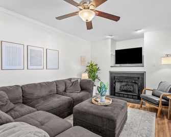 Creekside Cottage in Midlothian, Pet Friendly: 4 bedroom, 2 baths - 5 total beds - Midlothian - Living room