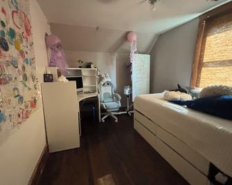 The Forest House. Charming 2-bedroom house with AC, WiFi in terrific Kansas City - Kansas City - Bedroom