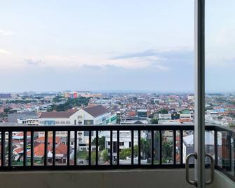 Comfy 1br Twin Tower Apartment By Travelio - Surabaya - Balcón