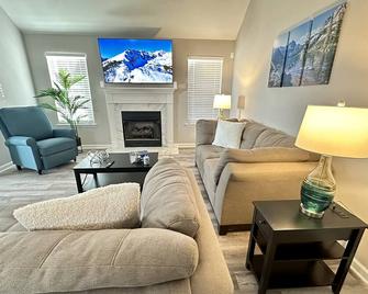 Happiness House, Very Close to the Downtown - La Vergne - Living room