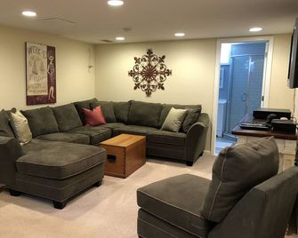 Beautiful Beaches and backyard fun awaits!! - Manasquan - Wohnzimmer