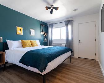 Spoke and Vine Motel - Palisade - Bedroom