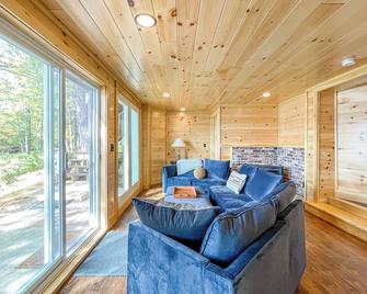 Relaxing Waterfront Retreat On Bear Pond 4 Bd 2ba Pet-Friendly - Waterford - Sala de estar