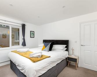 Hertford Serviced Apartments by Payman Club - Hertford - Bedroom