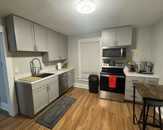 3 blocks from Aggieville, 1 block to City Park, .5 mile to KSU Campus. - Manhattan - Kitchen