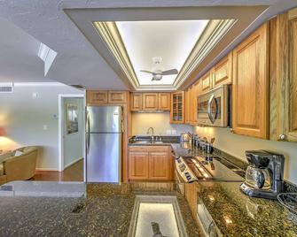 Marco Island Condo with Patio Steps to Beach Access - Marco Island - Kitchen