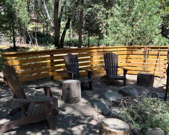 Cozy Cabin w/fire pit, RV parking, super close to fishing and hiking trails. - Springville - Terasa