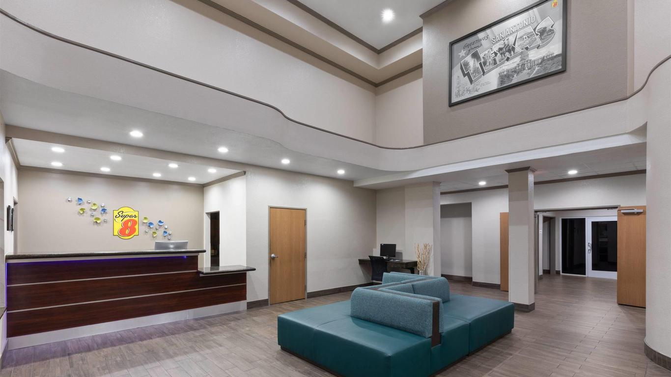 Super 8 by Wyndham San Antonio/Alamodome Area