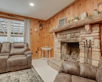 Rustic Pines Retreat | Fire Pit, Covered Porch + More! - Woodward - Living room