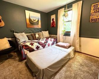 Cozy 2 bedroom home, pleasant patio and fire-pit 1 block from Downtown Oberlin. - Oberlin
