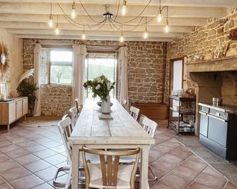Holiday house 15p 8 rooms 6 bathrooms 1.5ha - Saint-Dier-dʼAuvergne - Comedor