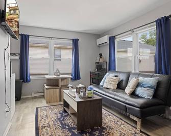 Rustic Spacious Studio/Aurora Area/Sleeps 2/Pet Friendly/Free Wi-Fi & Parking - Aurora - Living room