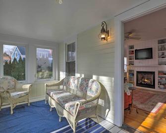 Kennebunk Cottage with Yard Less Than 1 Mi to Beach! - Kennebunk - Living room