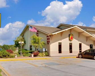Super 8 by Wyndham Keokuk - Keokuk - Building