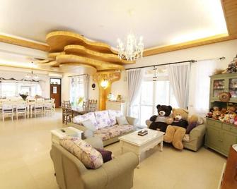 Bear Meets Moose Homestay B&B - Puli Township - Wohnzimmer