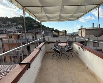 Casa vacanza a funtana - Monforte San Giorgio - Balcón