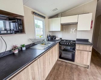 Modern 6 Berth Caravan With Wifi At St Osyth Beach In Essex Ref 28051fv - Clacton-on-Sea - Kitchen