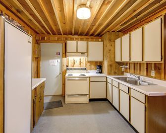 Quaint Deborgia Retreat Black Diamond Gu - Saint Regis - Kitchen