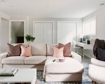 New Professionally Designed 8 Bed Home (W. 2 Sandbanks Passes) - Prince Edward - Living room