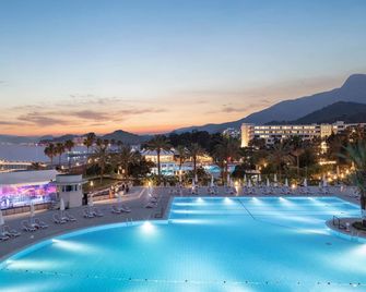 Mirage Park Resort - Göynük - בריכה