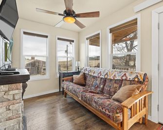 Ghost Canyon Getaway 'Cabin' #4 - Hermosa - Living room