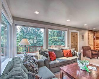 Peace in the Pines: Cle Elum Cabin w/ Trail! - Cle Elum - Wohnzimmer