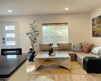 Chic and Cozy Dallas Retreat - Dallas - Sala de estar