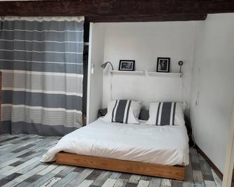In the center of the village, very quiet, close to all shops and the beach. - Villeneuve-lès-Maguelone - Chambre