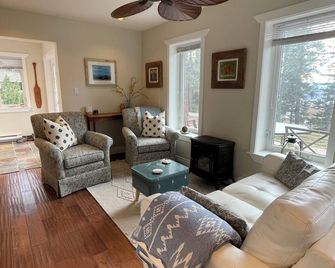 Mountain Cottage Above the Lakes w Hot Tub! - Vernon - Living room