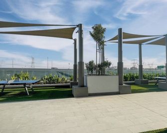 Elite Lux Holiday Homes - Contemporary Comfort Studio In Azizi Riviera - Dubai - Patio