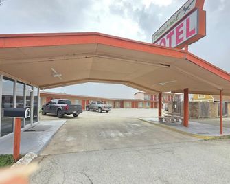 Chaparral Motel - Karnes City