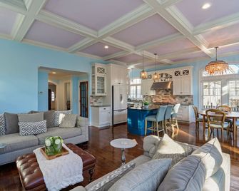 Your Perfect NJ Shore Getaway, short distance from Spring Lake Beach - Spring Lake - Living room