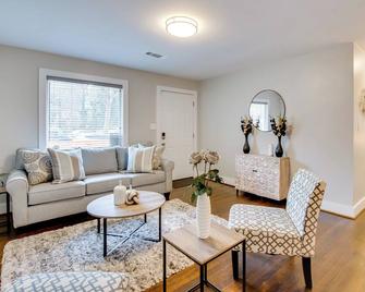 Pet-Friendly Home about 6 Mi to Downtown Atlanta! - Atlanta - Pokój dzienny