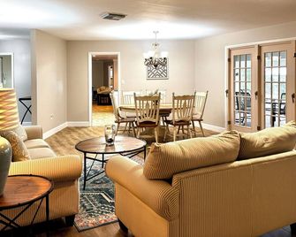 Lakefront Home On Lake Placid, Beautiful Views, Private Beach, Spacious Dock - Lake Placid - Вітальня