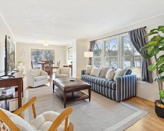 Relaxing Croton lake cottage w/ hot tub - Newaygo - Sala de estar